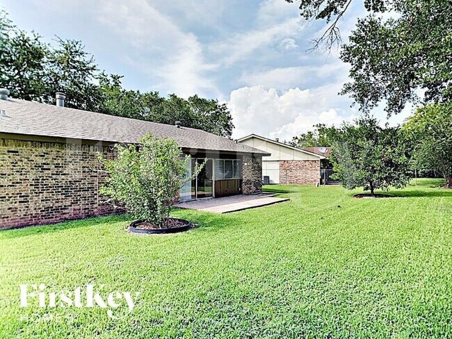 Building Photo - 2211 Fairgreen Dr