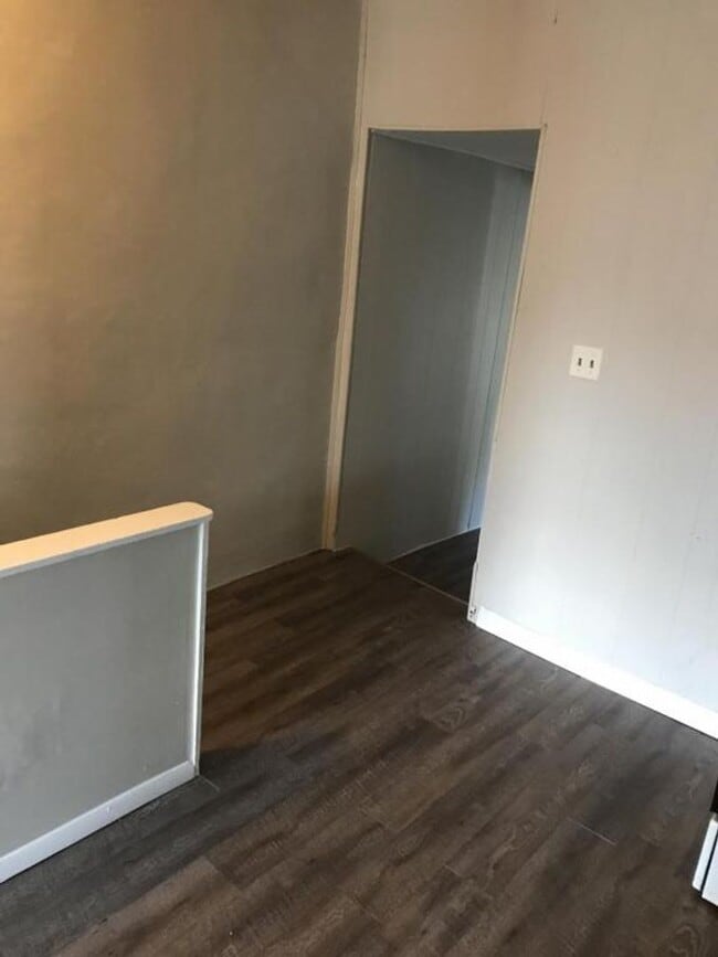 Building Photo - 17 E Louther St