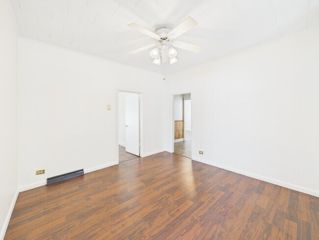 Building Photo - 305 Chelsea St