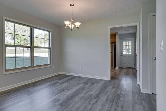 Building Photo - Spacious ranch style 2-bedroom, 2 bath duplex located in Manchester!