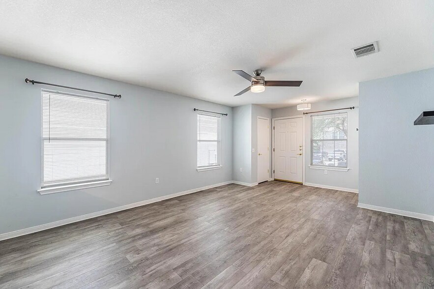 living - 8719 Davis Oaks Trl