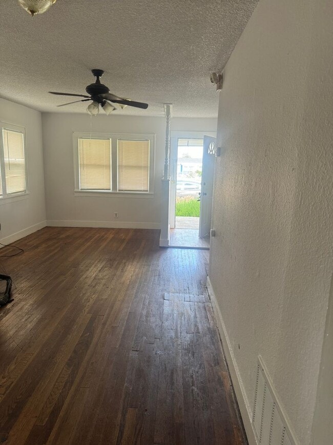 Building Photo - large 3bedroom 1 bathroom