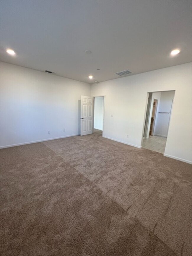 Building Photo - Beautiful 3 Bedroom and 2 Bathroom Home in Lincoln $2,995.00