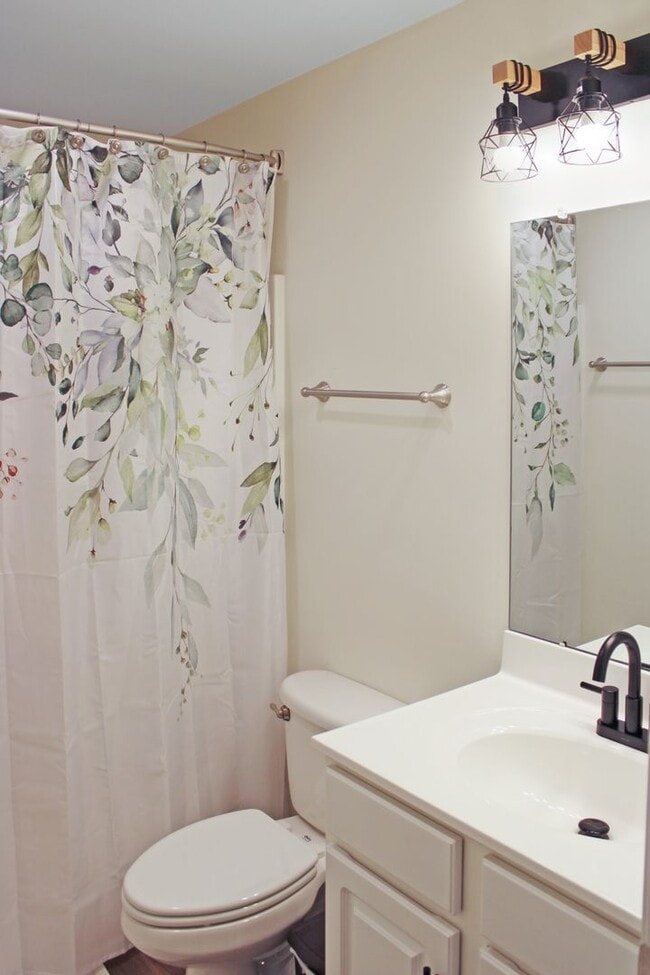 Building Photo - Fully furnished - single family