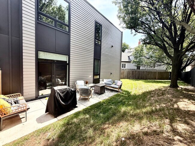 Building Photo - 3947 W Dakin St