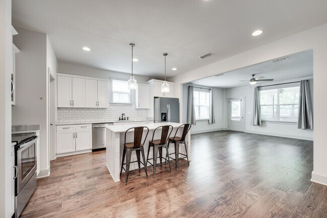 Building Photo - Beautiful 3BE/2.5BA by Invent Communities/...