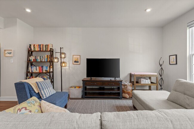 Building Photo - Luxurious three-story townhome with owner's suite and high-end finishes