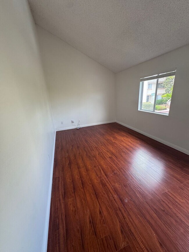 Building Photo - 4 bed townhouse central  Clairemont