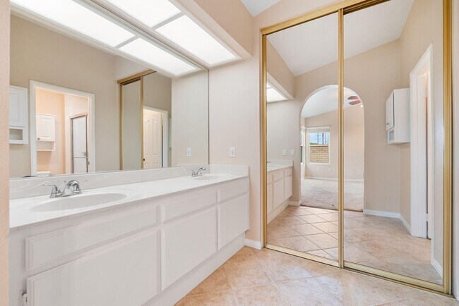 Building Photo - 44030 Mariposa Ct