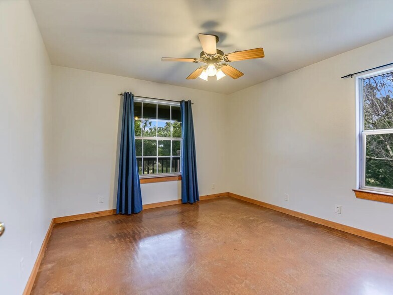 Building Photo - 1010 Foothills Dr