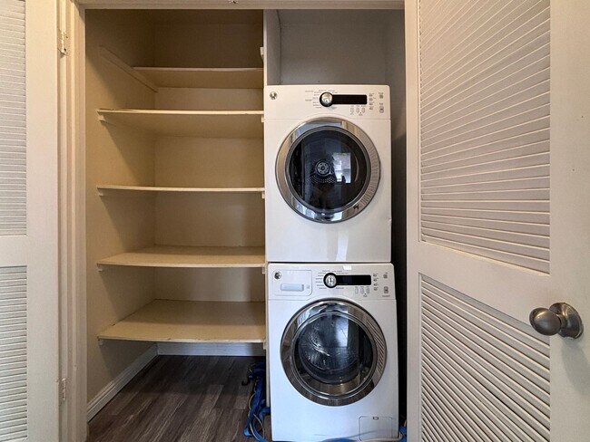 Building Photo - Great 2 bedroom 1 bath condo with a Covered Parking outdoor patio and in great Condition!