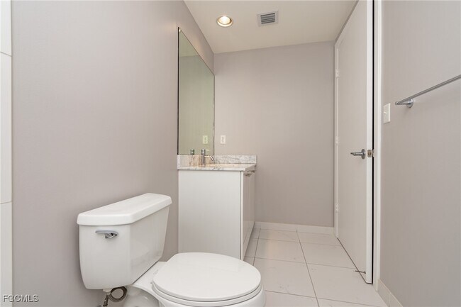 Building Photo - 3000 Oasis Grand Blvd