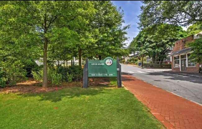 Cabbagetown park - 692 Kirkwood Ave SE