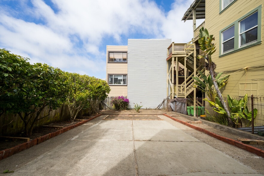 Building Photo - 615 18th Ave