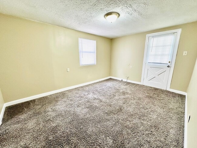 Building Photo - Updated FOUR bedroom home in South Louisville