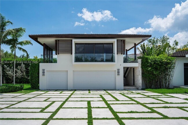 Building Photo - 9000 SW 63rd Ct