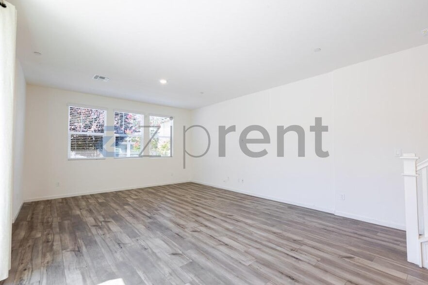 Building Photo - Unit