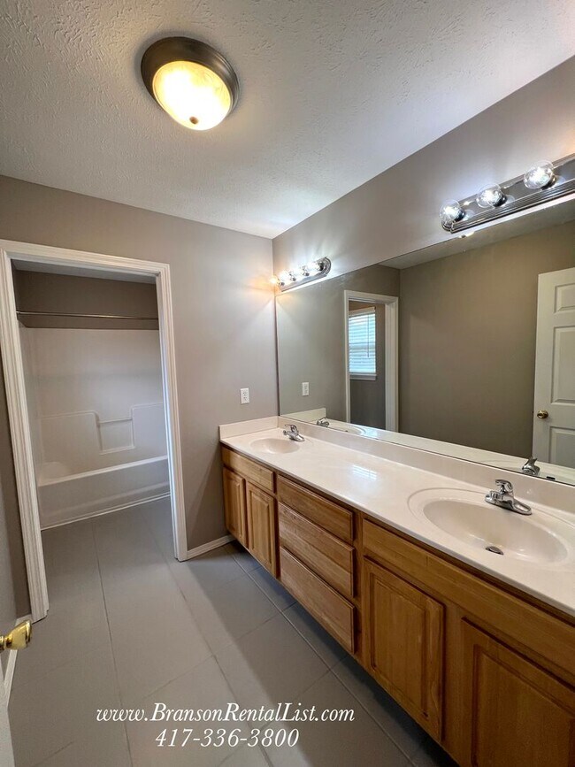 Building Photo - Newly Remodeled 3BR/2BA