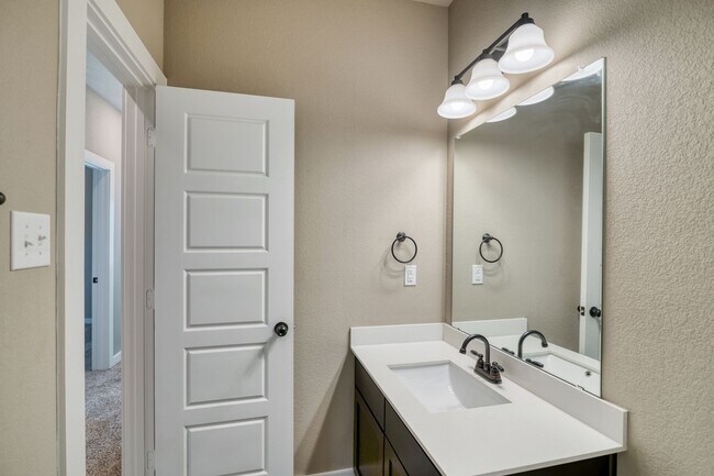 Building Photo - GORGEOUS 3 BEDROOM DUPLEX LOCATED IN MIDLO...
