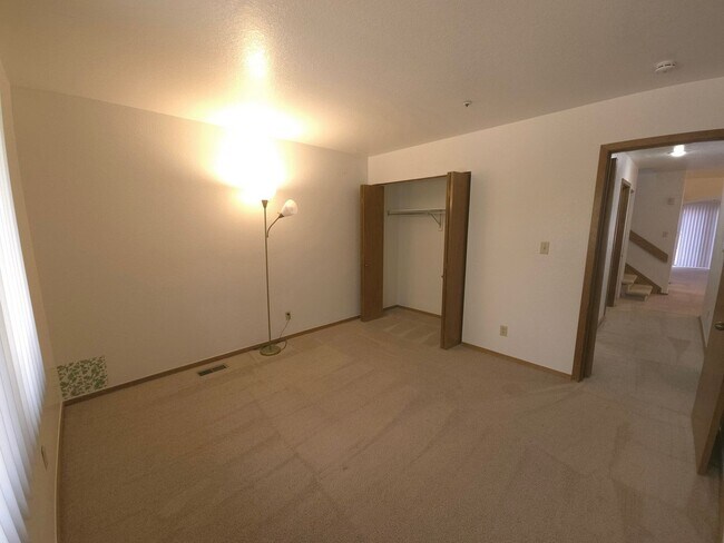 Building Photo - AVAILABLE NOW! 2 Bedroom Plus Loft with co...