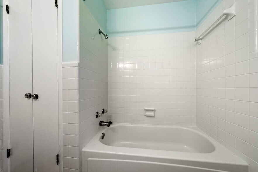 Hall Bath - 513 Mohican Trl