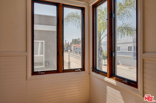 Building Photo - 127 Abalone Ave