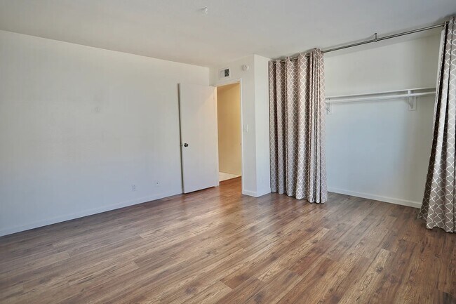 Building Photo - 127 Maple Rd