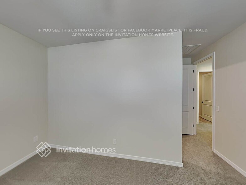 Building Photo - 9415 E Saturn Ave