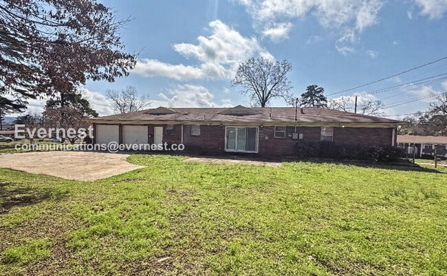 Building Photo - 2 Bed, 2 Bath Home with Garage / Pet-Friendly / Vouchers Accepted / Available Now!