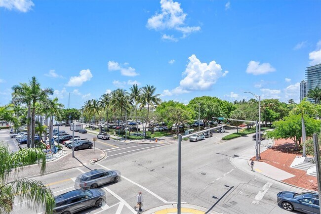 Building Photo - 2575 S Bayshore Dr