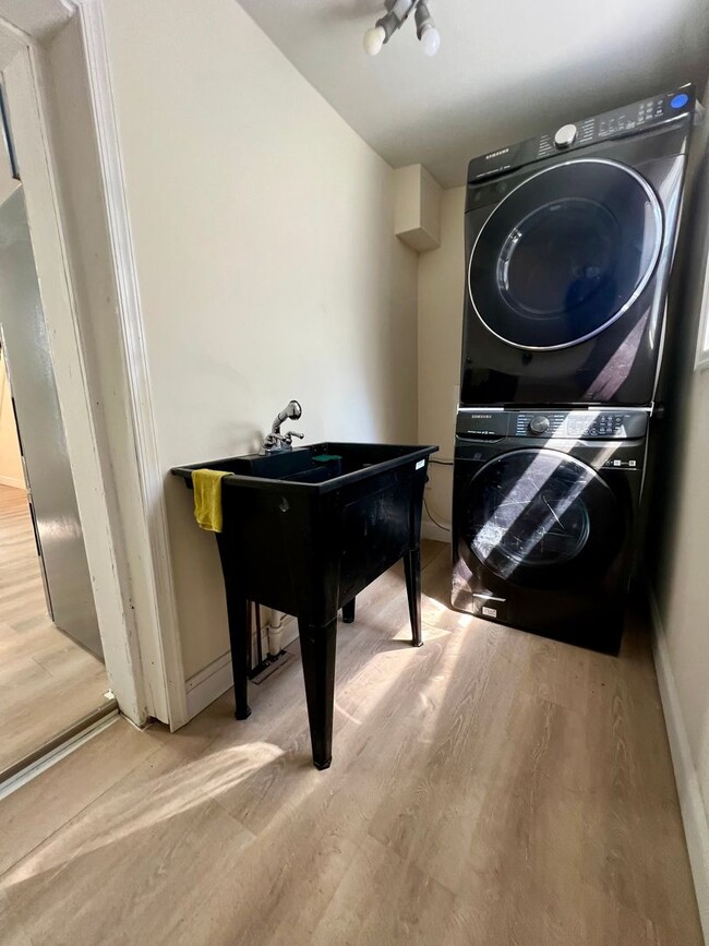 Building Photo - Newly Renovated 3-Bedroom Townhome in Fairhill! Available NOW!