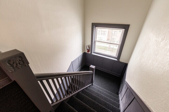 Building Photo - 2109 N Hamlin Ave
