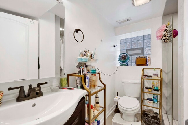 Building Photo - 1903 W Dickens Ave