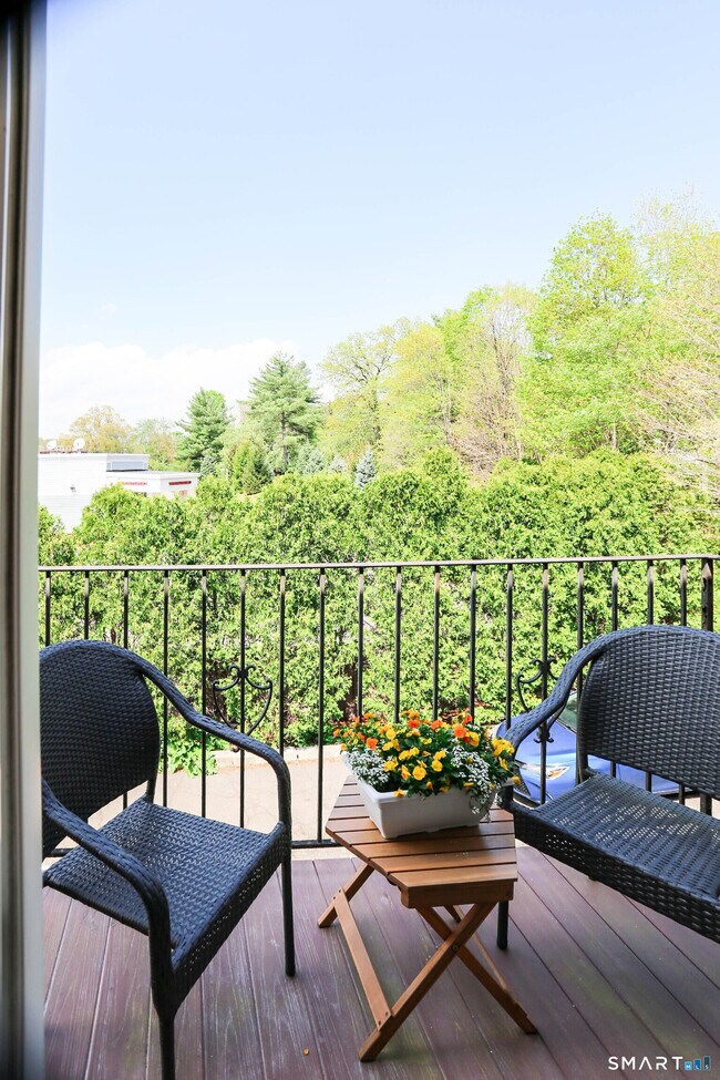 Building Photo - 36 Turn of River Rd