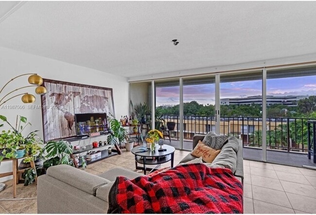 Building Photo - 9240 Fontainebleau Blvd