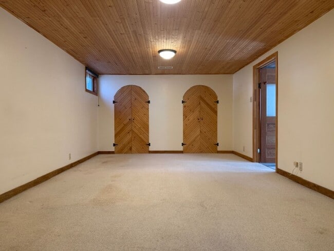 Building Photo - House For Lease