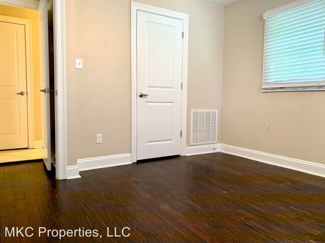 Building Photo - 722 Louisa St