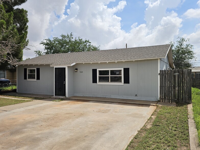 FRONT - 709 S Benton St