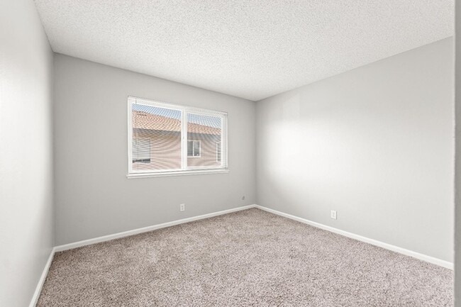 Building Photo - Remodeled 2 Bedroom Condo with Garage