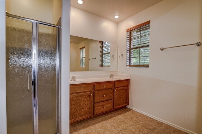 Building Photo - 3 bedroom 2 bathroom home for Rent in StoneRidge!