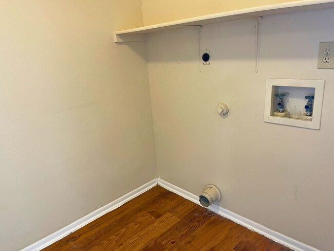 Building Photo - Charming 3 Bedroom Home with Fireplace in Meadow Brook Converse