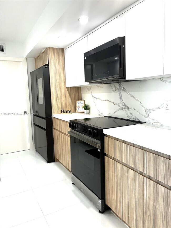 Building Photo - 6917 Collins Ave