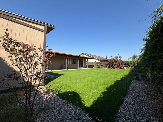 Building Photo - 2469 S Rogers Ln