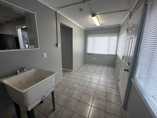 Building Photo - Great Home in Groose pointe $300 OFF MOVE ...