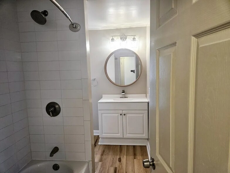 Building Photo - 222 N Main St