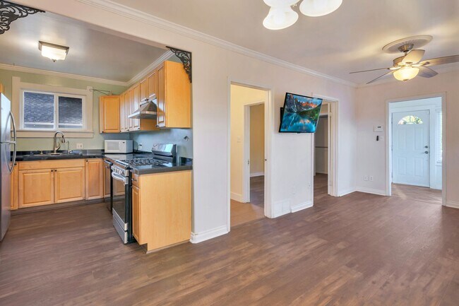 Building Photo - Charming 1924 Bungalow! 3 bedrooms and 1 b...