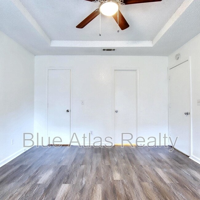 Building Photo - 916 Hilltop Dr