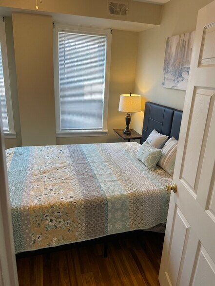 Building Photo - 600 Roxborough Ave