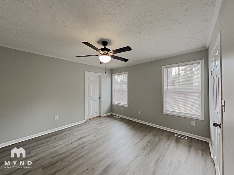 Building Photo - 2208 Shalimar Dr