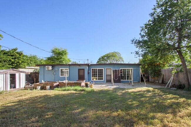 Building Photo - Old East Davis Rental with Spacious Yard, Bonus Room & Easy Bike Access to UC Davis
